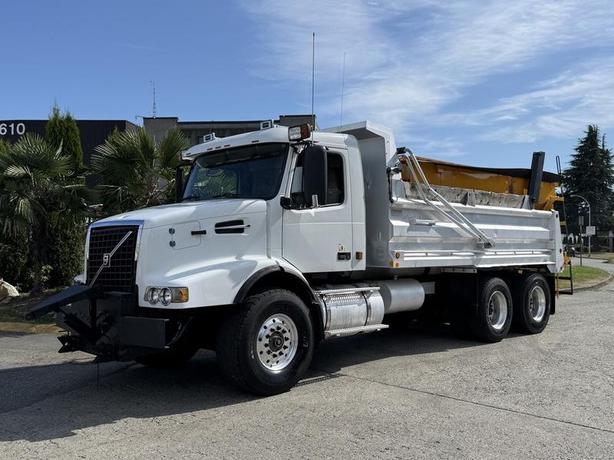 2005 Volvo VND 18-Speed Diesel Dump Truck with Sander and Plow image 5