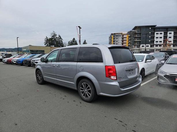 2017 Dodge Grand Caravan SXT Premium Plus | No Reported Accidents! image 4