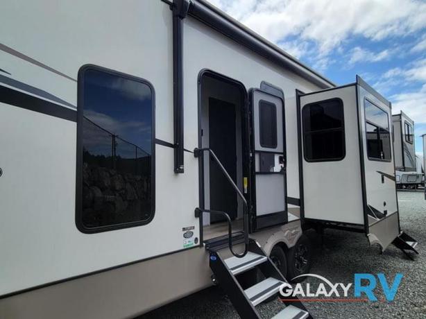 Used 2023 Forest River RV Wildwood Heritage Glen 378FL image 3