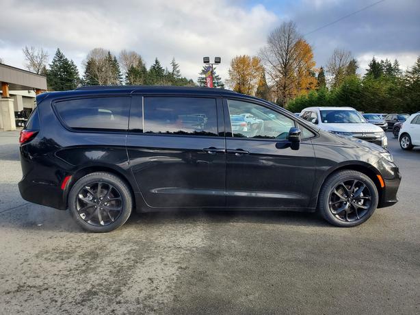 2023 Chrysler Pacifica Touring L AWD - No Accidents image 5