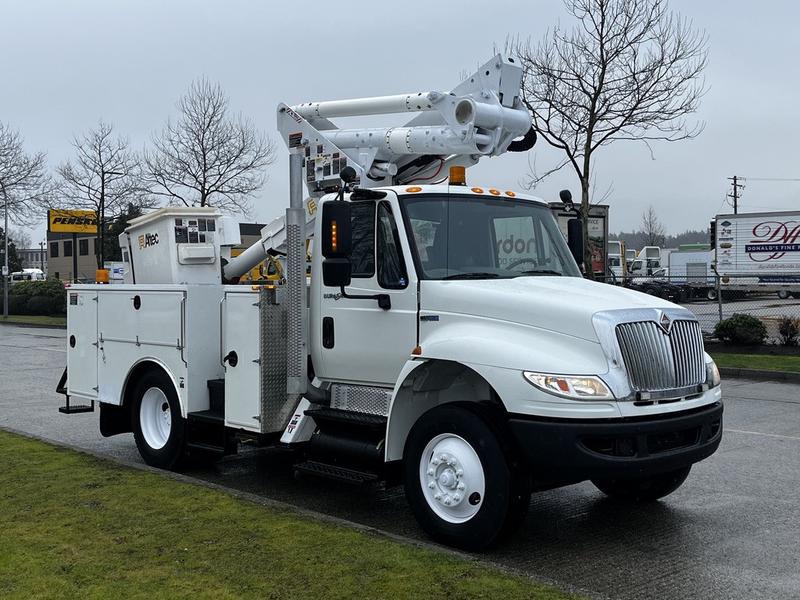 2013 International DuraStar MA025 Altec Bucket Service Truck Air Brakes display photo