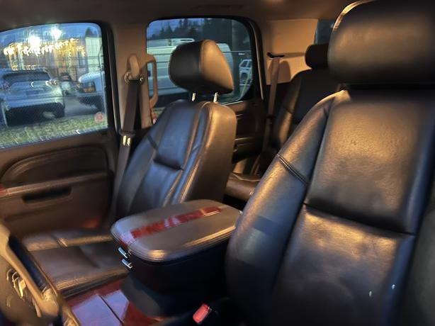 2010 Cadillac Escalade image 4