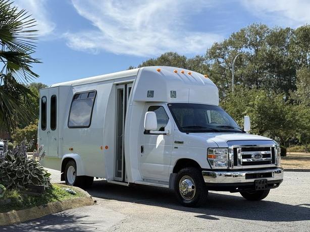 2013 Ford Econoline E-350 Super Duty 13-Passenger Wheelchair Lift Bus image 1