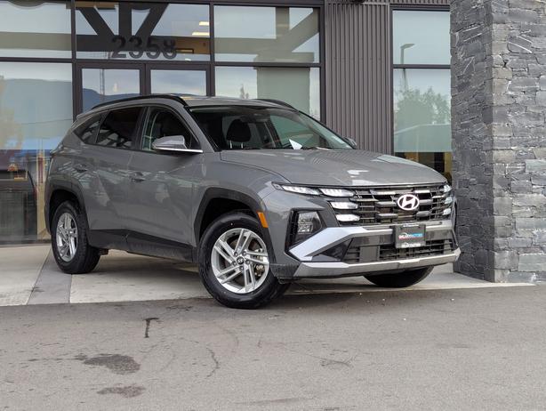 2025 Hyundai Tucson Preferred - No Accidents, AWD, Heated Seats image 4