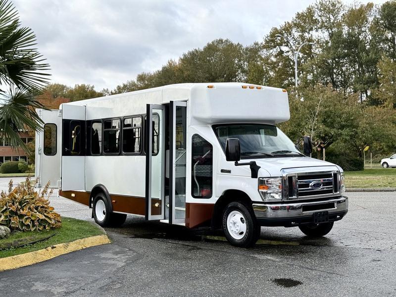 2014 Ford Econoline E450 14-Passenger Bus with Wheelchair Lift display photo