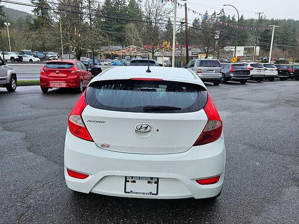 2015 Hyundai  Accent 5-Door GS image 5