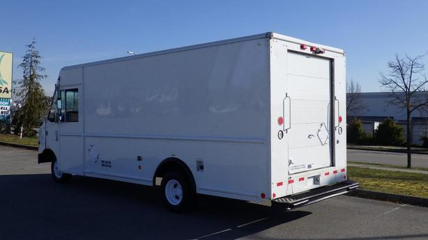 2009 Ford Econoline E450 Step Cargo Van Dually image 7