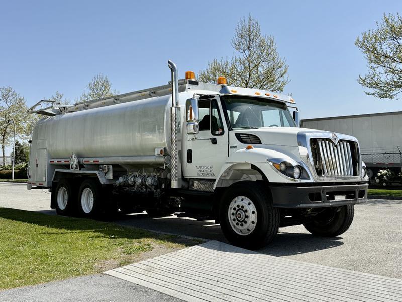 2009 International 7500 4400USG Fuel Tanker Truck With Air brakes Diesel display photo