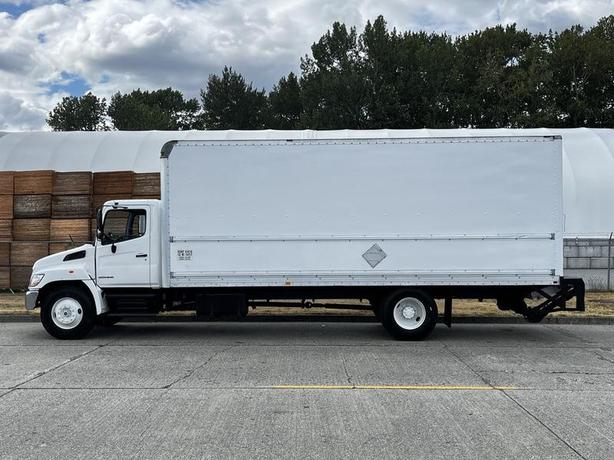 2006 Hino 268 24 Foot Cube Van Power Tailgate Hydraulic Brakes Diesel image 6