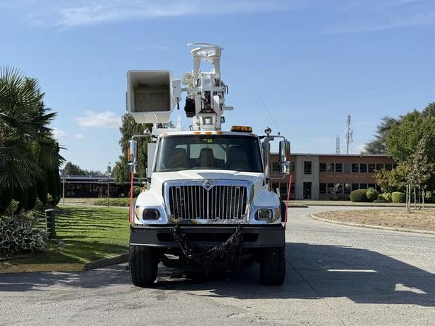 2006 International 7500 Diesel Altec Bucket Truck with Air Brakes image 3
