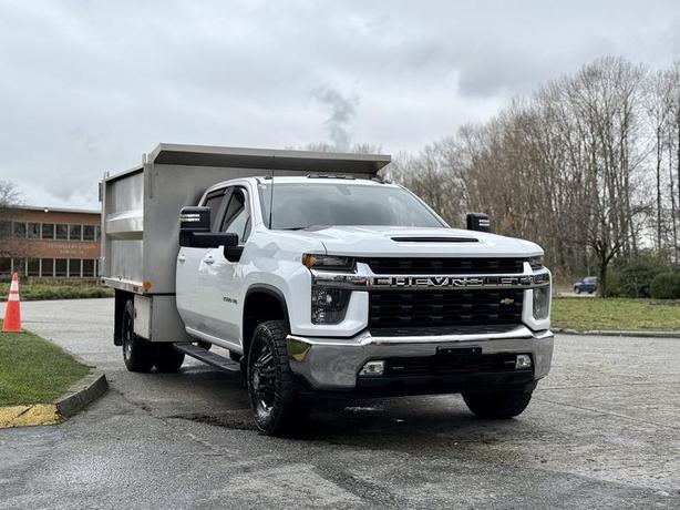 2021 Chevrolet Silverado 3500HD LT Crew Cab 4x4 9-Foot Dump Truck image 2