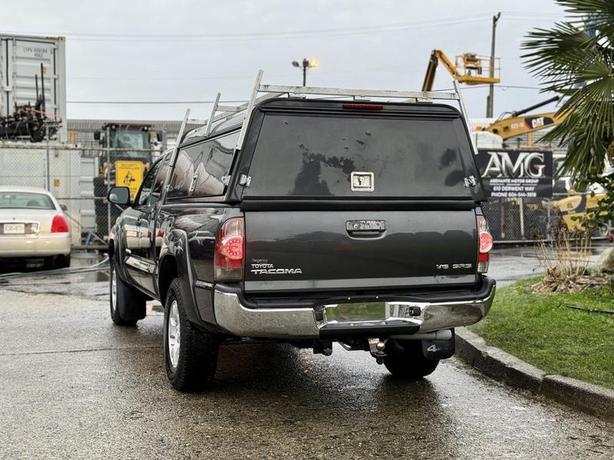 2015 Toyota Tacoma SR5 4X4 with Canopy image 8