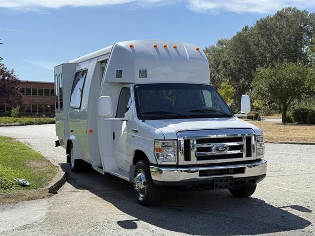 2013 Ford Econoline E-350 Super Duty 13-Passenger Wheelchair Lift Bus image 2