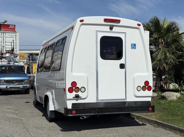 2013 Ford Econoline E-350 Super Duty 13-Passenger Wheelchair Lift Bus image 8