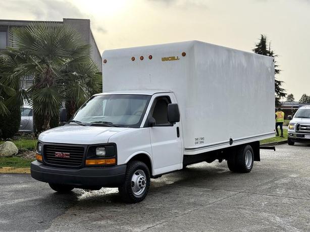 2015 GMC Savana 3500 16-Foot Cube Van with Loading Ramp image 4