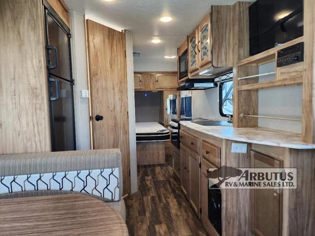 Used 2019 Coachmen RV Freedom Express Ultra Lite 204RD image 6