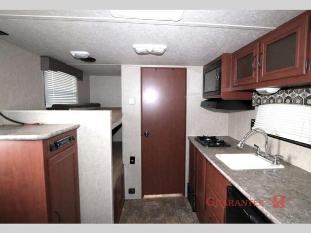 Used 2016 Palomino Puma XLE 15UDC image 7