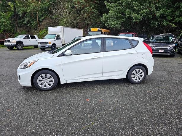 2015 Hyundai  Accent 5-Door GS image 2
