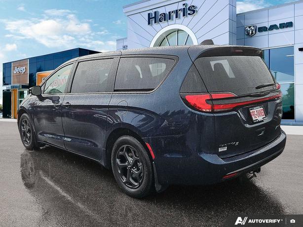 2023 Chrysler Pacifica Hybrid Touring L | One Owner | Fully Loaded! image 4