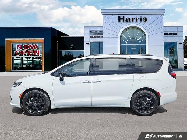 2024 Chrysler Pacifica Touring-L AWD | No Reported Accidents! image 3