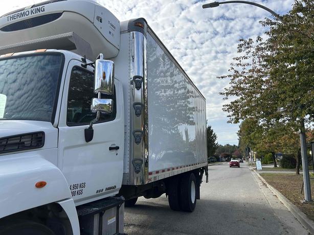 2018 Hino 338 image 8