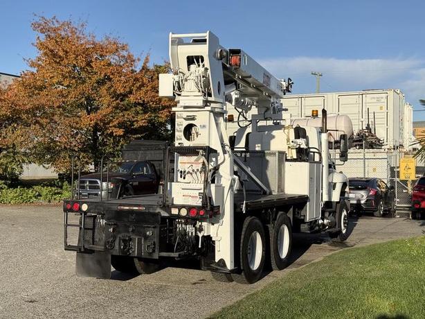 2011 International 7500 Terex Digger Derrick Flat Deck with 48-Foot Platform Hei image 8