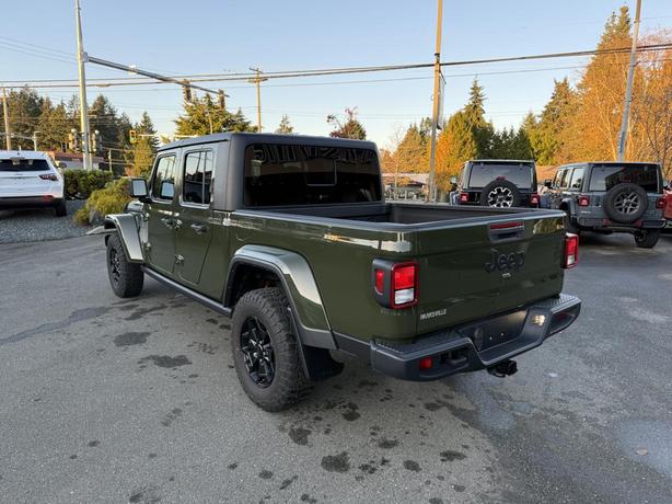 2022 Jeep Gladiator Willys image 3