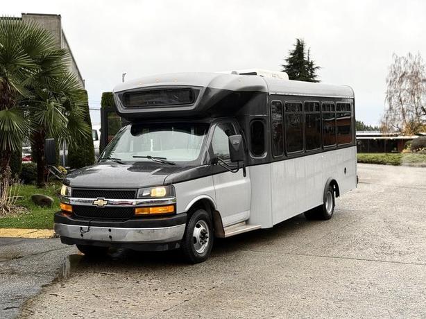 2020 Chevrolet Express 4500 22-Passenger Bus with Wheelchair Ramp image 4
