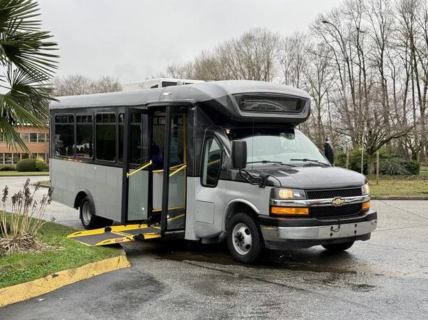2020 Chevrolet Express 4500 22-Passenger Bus with Wheelchair Ramp image 1