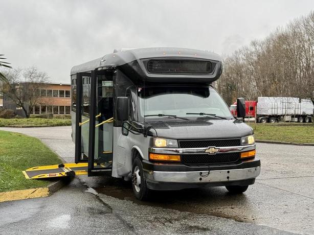 2020 Chevrolet Express 4500 22-Passenger Bus with Wheelchair Ramp image 2