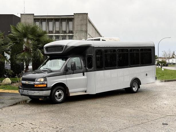 2020 Chevrolet Express 4500 22-Passenger Bus with Wheelchair Ramp image 5