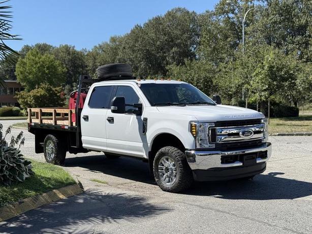 2019 Ford F-350 SD XLT Crew Cab 4x4 9-Foot Flat Deck with 765L Fuel Tank image 1