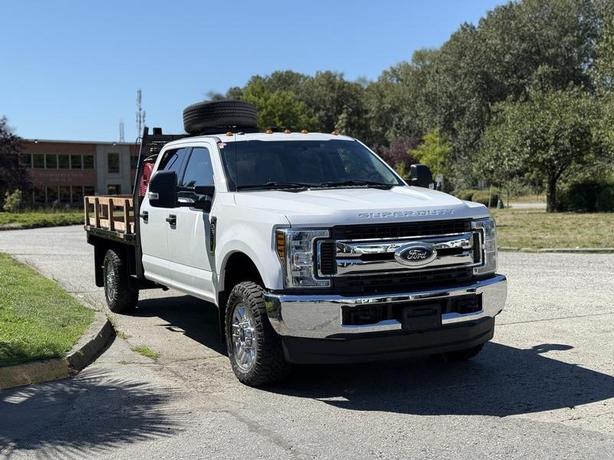 2019 Ford F-350 SD XLT Crew Cab 4x4 9-Foot Flat Deck with 765L Fuel Tank image 2
