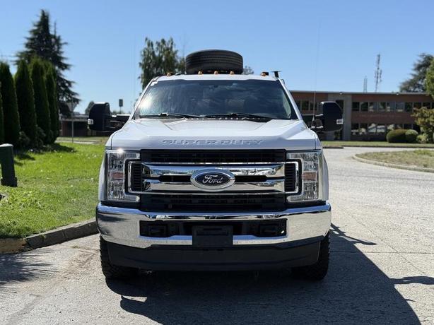 2019 Ford F-350 SD XLT Crew Cab 4x4 9-Foot Flat Deck with 765L Fuel Tank image 3