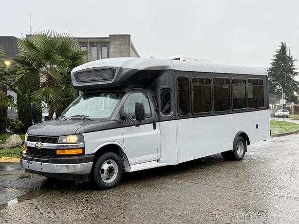 2019 Chevrolet Express 4500 22-Passenger Bus with Wheelchair Ramp image 5