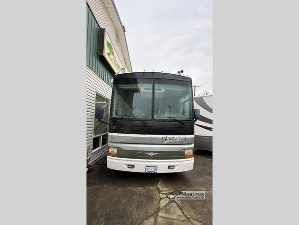 Used 2003 Fleetwood RV Discovery 39L image 4
