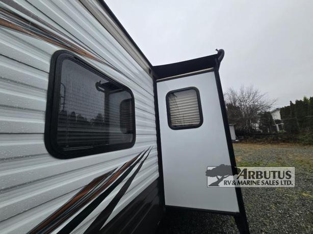 Used 2017 Forest River RV Wildwood 27DBK image 5