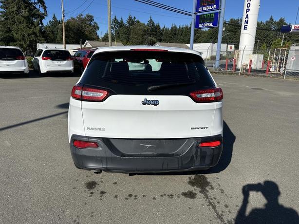 2015 Jeep Cherokee Sport image 4