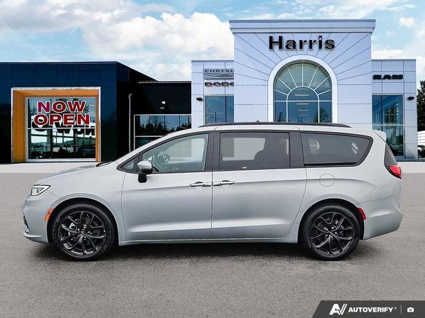 2023 Chrysler Pacifica Touring L | Full Sunroof | Heated Seats! image 3