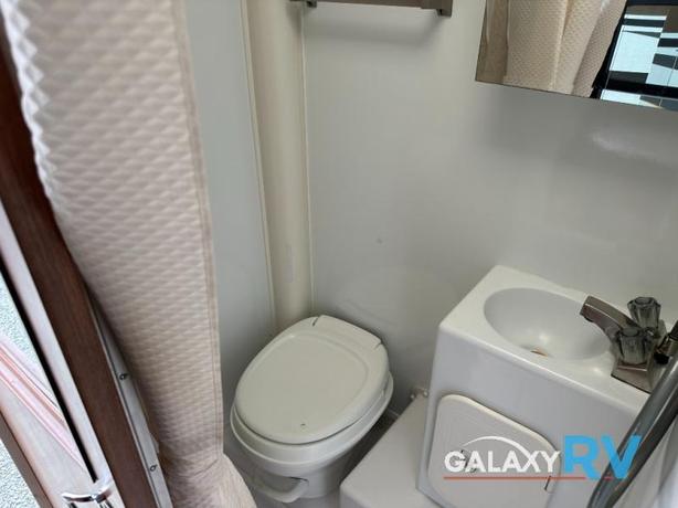 Used 2017 Lance 865 image 7