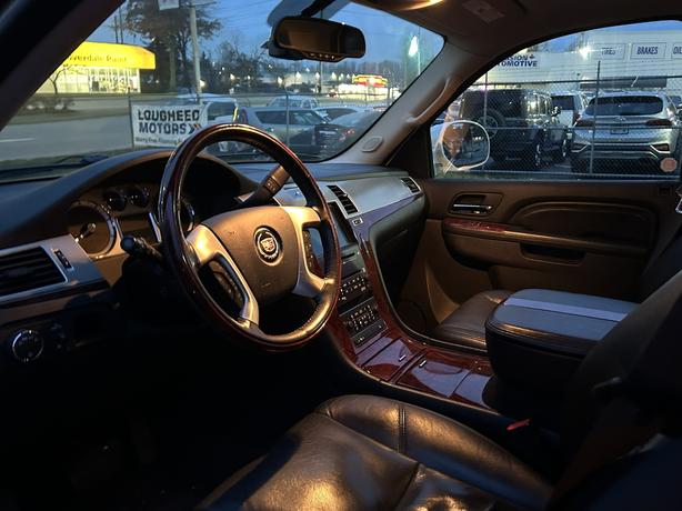 2010 Cadillac Escalade image 3