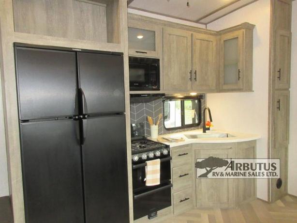 Used 2022 Forest River RV Wildwood Heritage Glen 356QB image 7