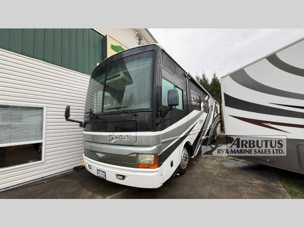 Used 2003 Fleetwood RV Discovery 39L image 2