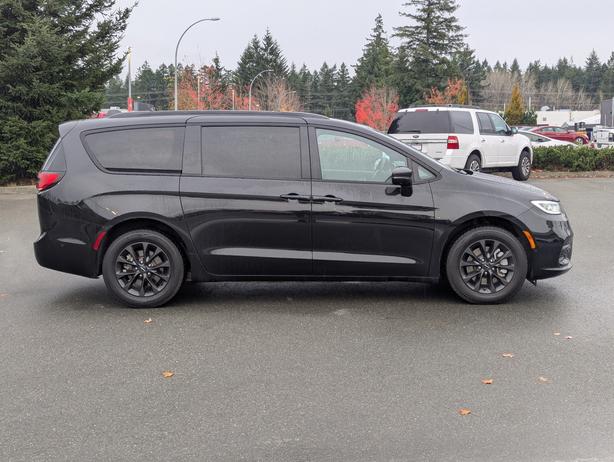 2022 Chrysler Pacifica Touring L - No Accidents, AWD, Power Doors image 5