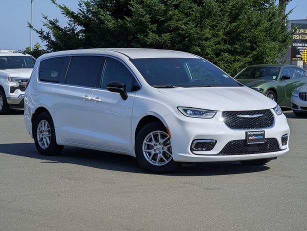 2024 Chrysler Pacifica Touring - No Accidents, Power Doors, Rear A/C image 4