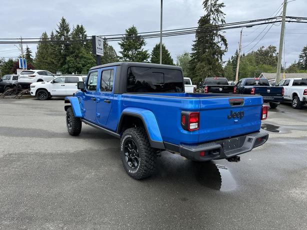 2023 Jeep Gladiator Willys image 3
