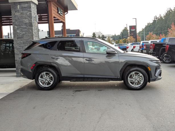 2025 Hyundai Tucson Preferred - No Accidents, AWD, Heated Seats image 5