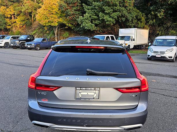 2017 Volvo  V90 Cross Country image 3