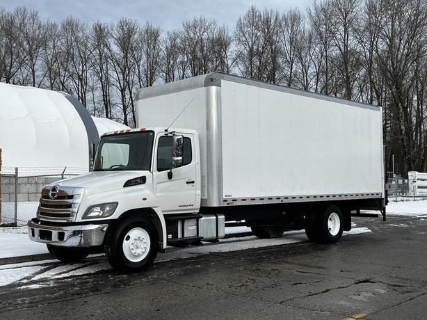 2019 Hino 338 24 Foot Cube With Power Tailgate Diesel image 6