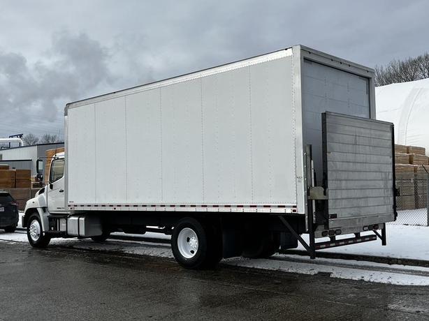 2019 Hino 338 24 Foot Cube With Power Tailgate Diesel image 8